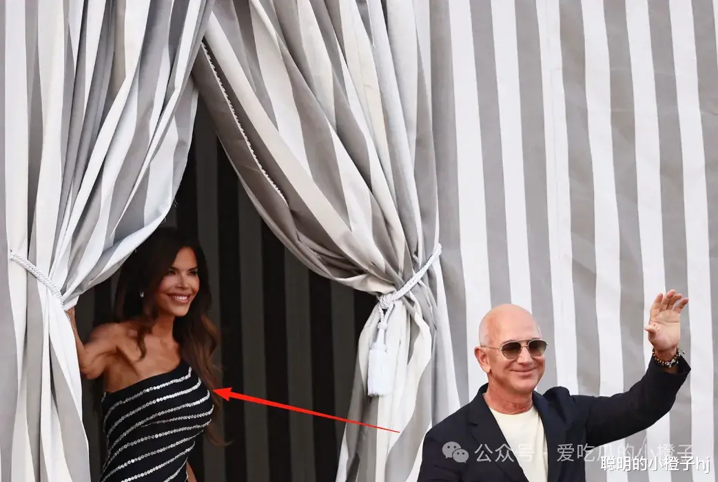 桑切斯再补发多张婚礼靓照，50多岁如此身材让人艳羡，现场名媛们也个个身姿出众