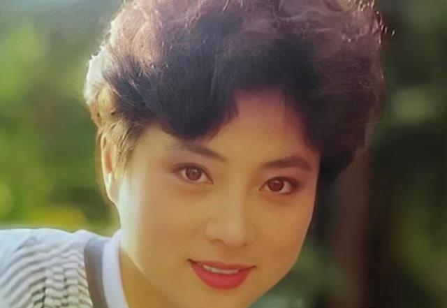 分居 18 年却坚称没离婚!62 岁的李玲玉容颜不再,混血儿子颜值逆天