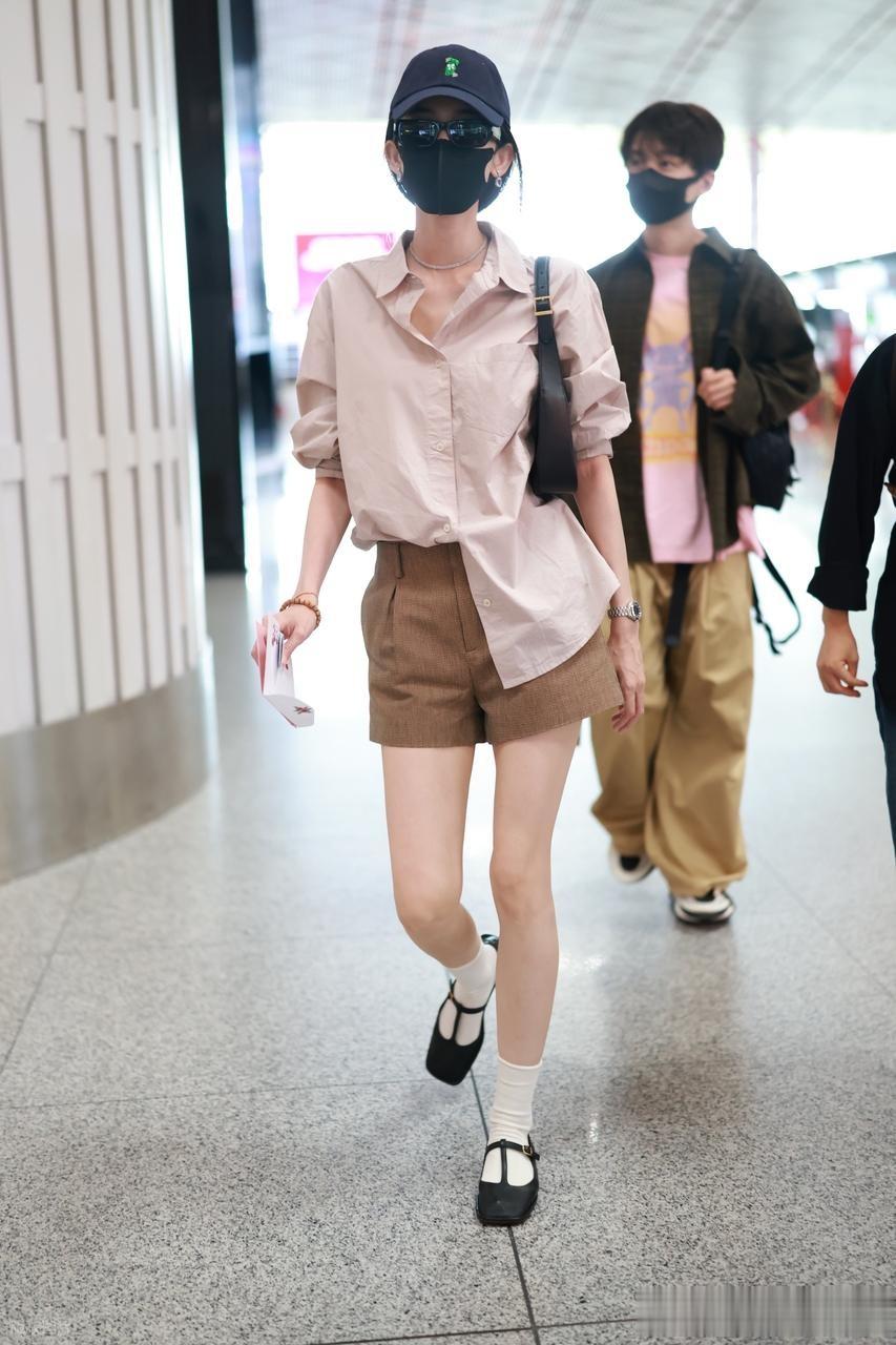 古力娜扎现身北京机场,身穿藕粉色衬衫温柔明媚