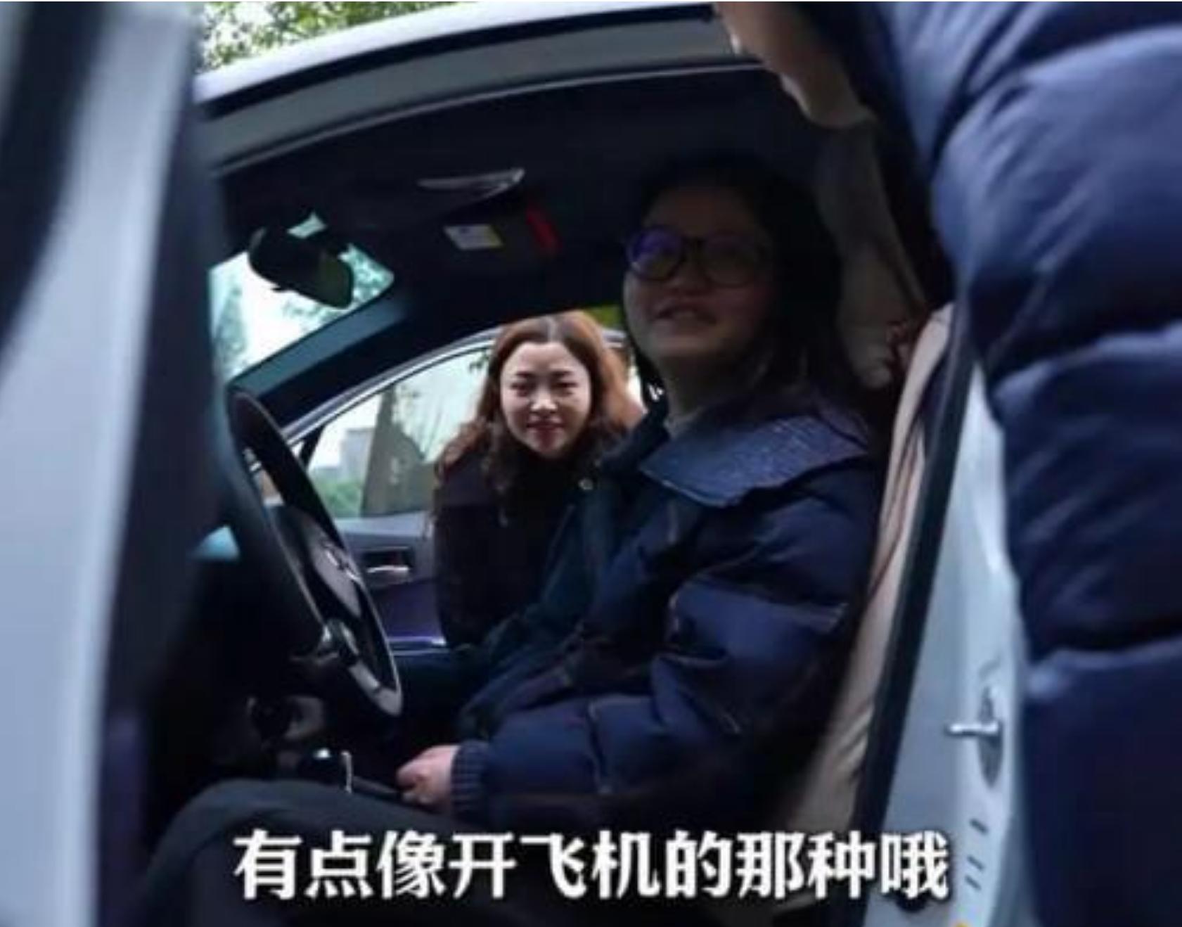 李亚鹏在四川见第四个女儿,身份公开:毕业于电子科大,相拥而泣