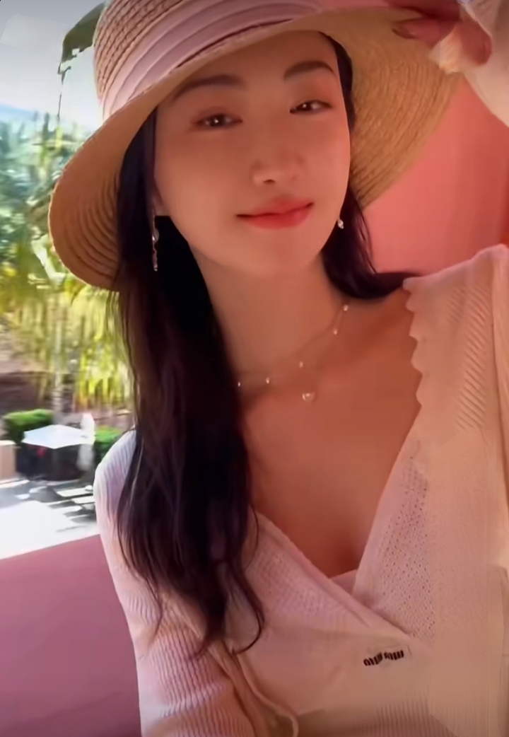 景甜最新度假美照,一袭白裙配长发,温柔又漂亮