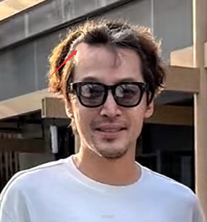 胡歌上海买房被偶遇，头顶秃了一大片，老婆黄曦宁陪同，长相普通