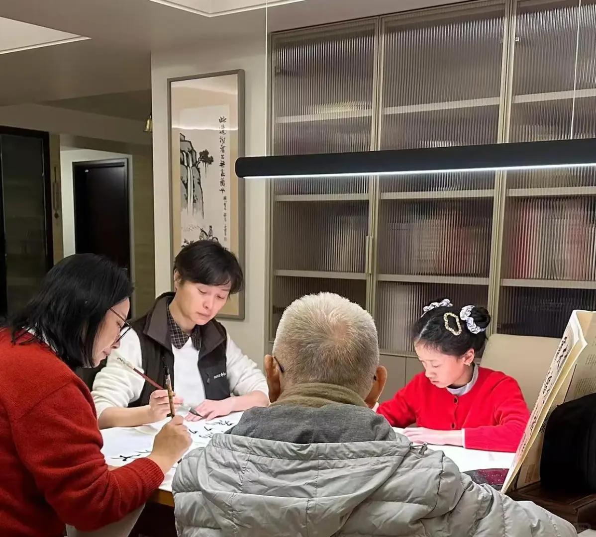 吴越84岁父亲中风，没法去养老院只能请护工，她53岁未育享受孤单