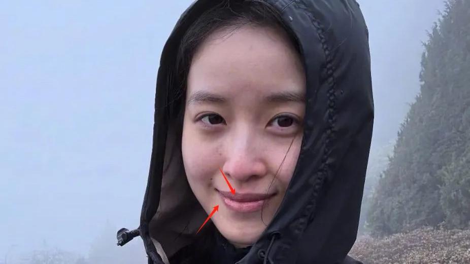 章泽天不丹徒步秀素颜，嘴唇起皮太真实，面相愈发“邓文迪化”