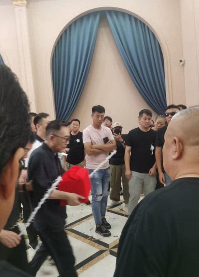 杨少华出殡仪式:哭的最严重的两个人出现了,这一幕被赞有情义
