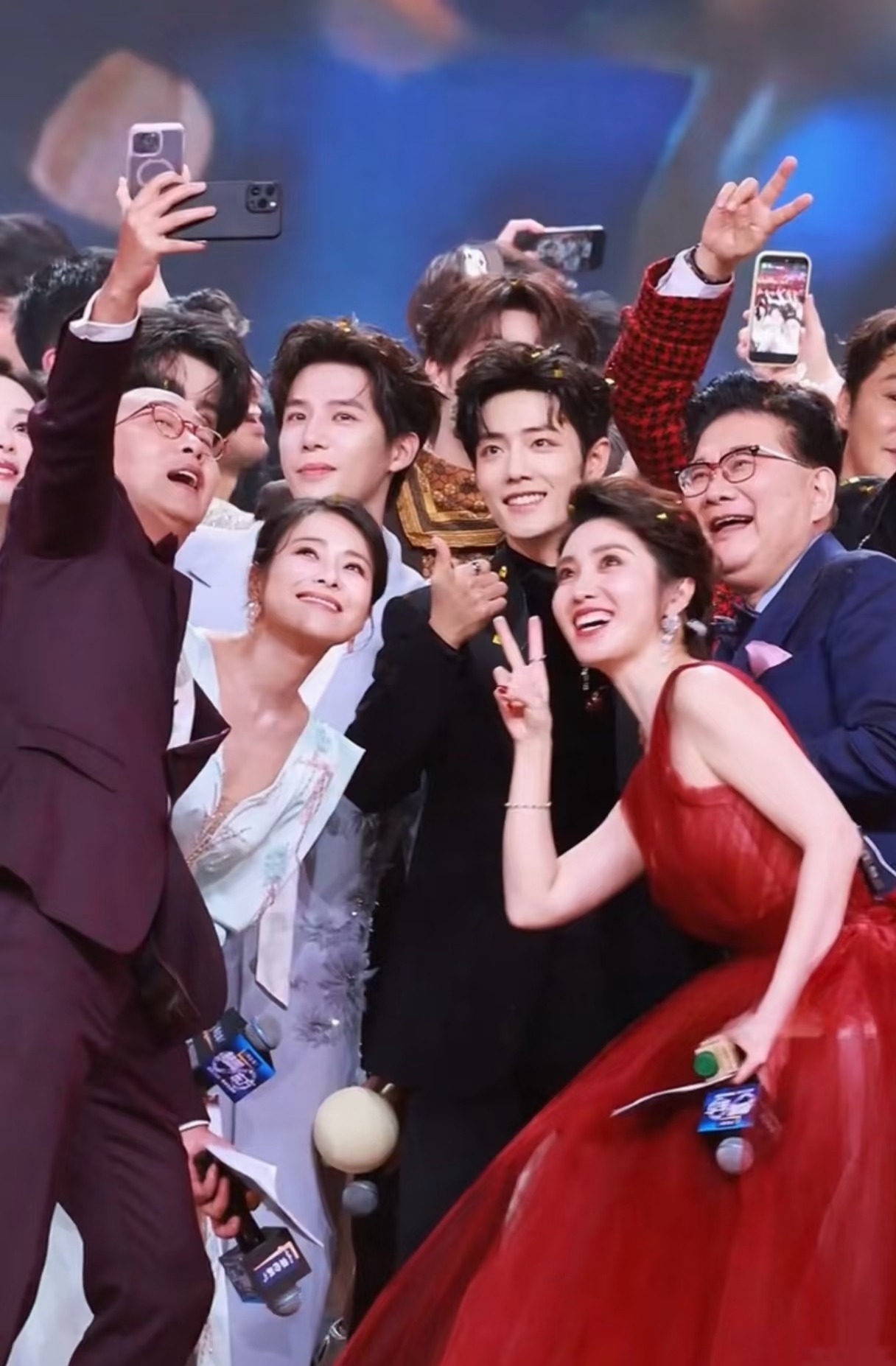 何卿分享最新美照并配文，一些东方跨年的点点滴滴