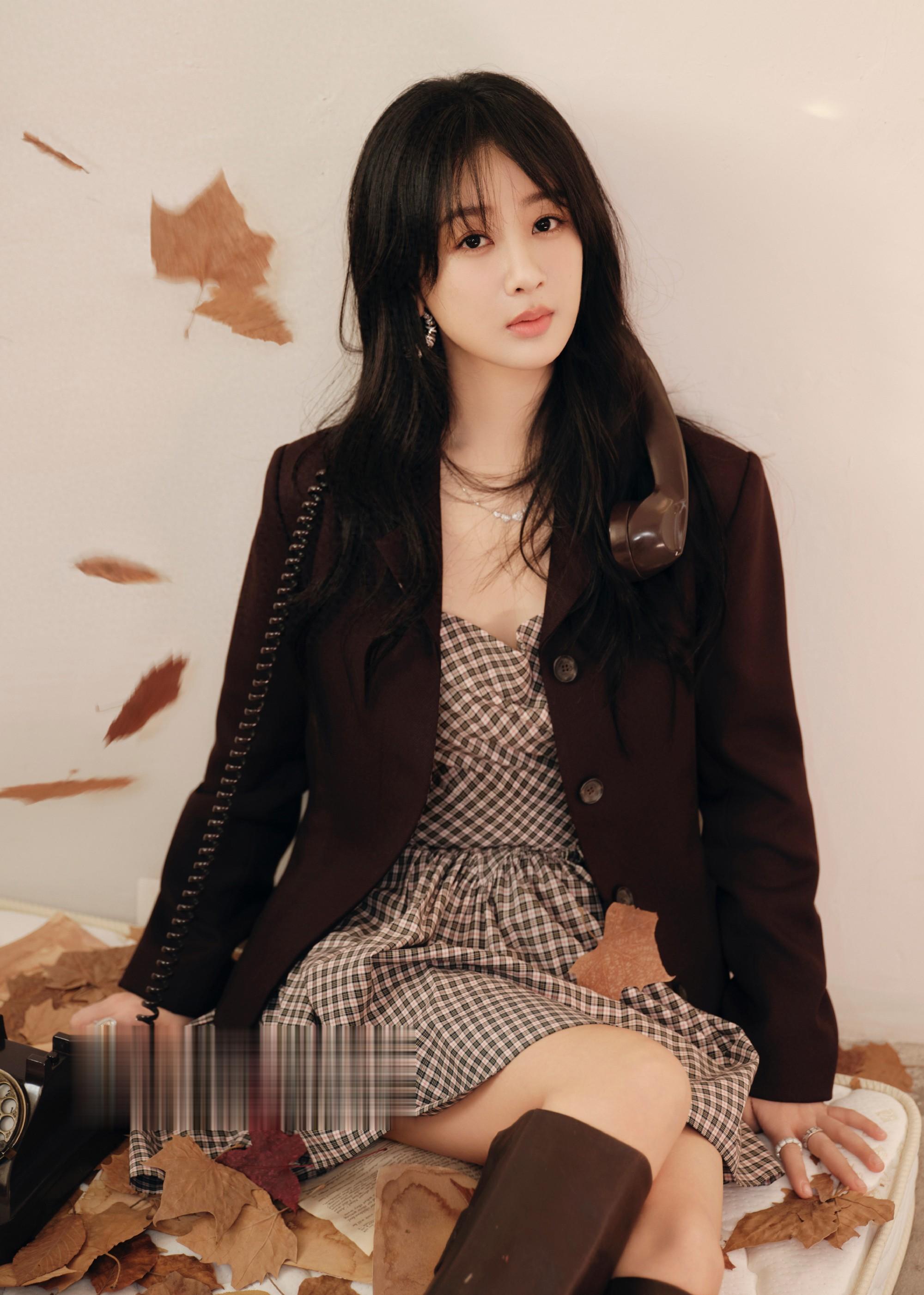 杨紫复古甜酷风超吸睛，直播创意名场面不断，时尚趣味双拉满！