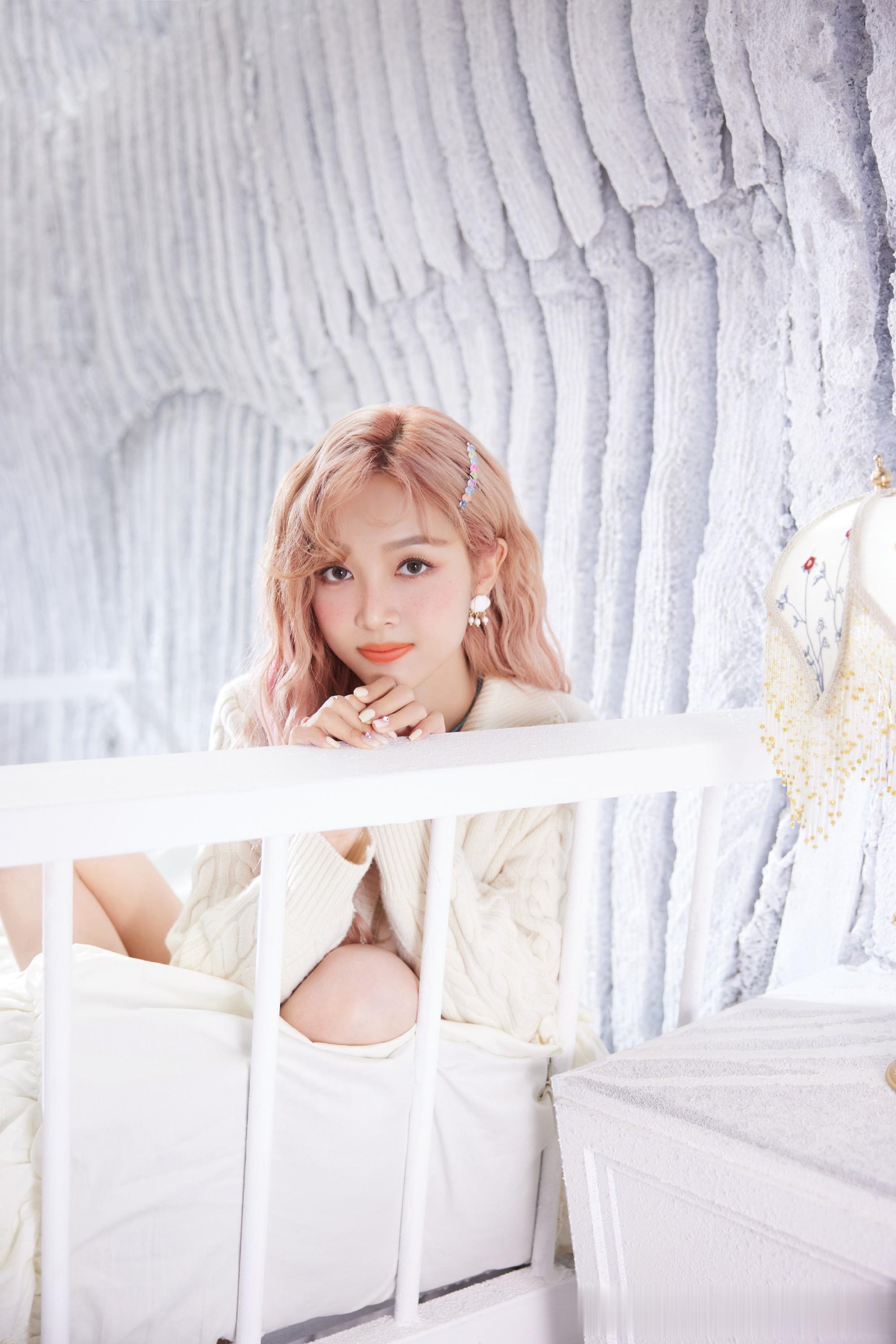 吴宣仪粉发甜系风,奶油系穿搭解锁梦幻少女心