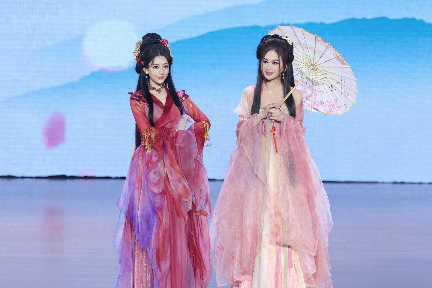 方媛新年第一天飞上海买金首饰！穿金色新中式好贵气，刷卡像买菜