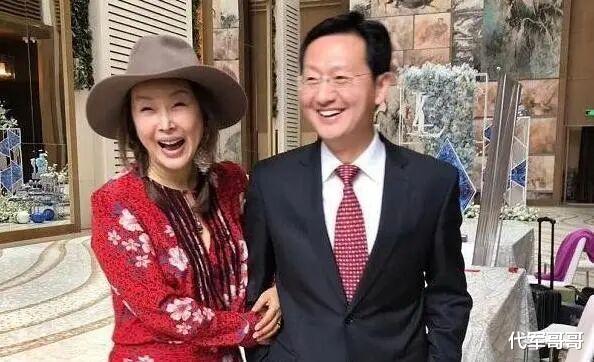 孙悦自曝录春晚被冻伤，嫁给大9岁二婚富豪，如今53岁婚姻很幸福