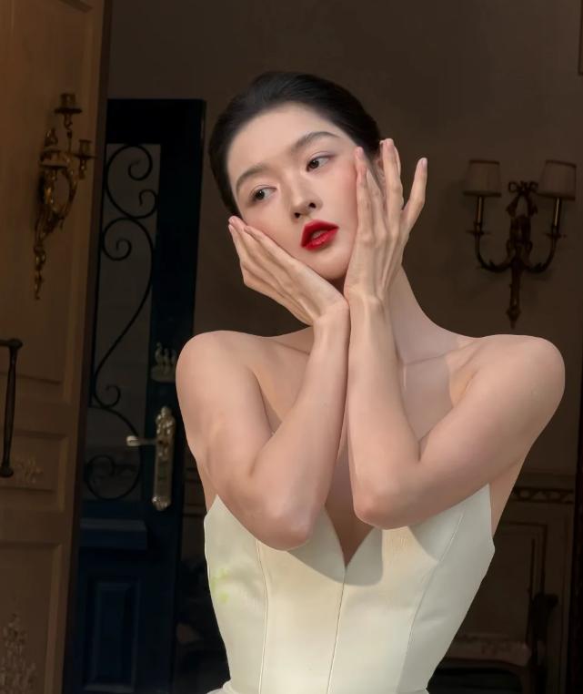 视界大会红毯生图，一个模子刻出来的造型，全都走“刘亦菲”老路