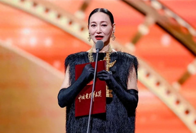 华表奖这晚，座次暴露江湖地位，成龙陈凯歌坐一边，C位雷打不动