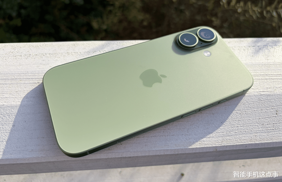 智能手機大獎2025揭曉：最強與最拉都是iPhone，你喜歡的機型上榜沒