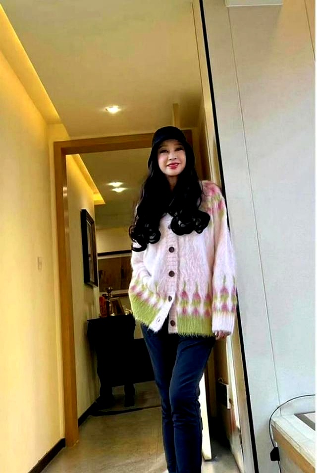 75岁“刘晓庆”再次扮嫩成功，烫了油画卷穿新中式，状态嫩回48岁