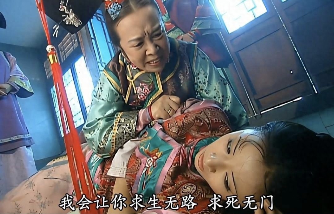 89岁李明启现身北京医院看病，打扮干净整洁，弓着背走路显苍老