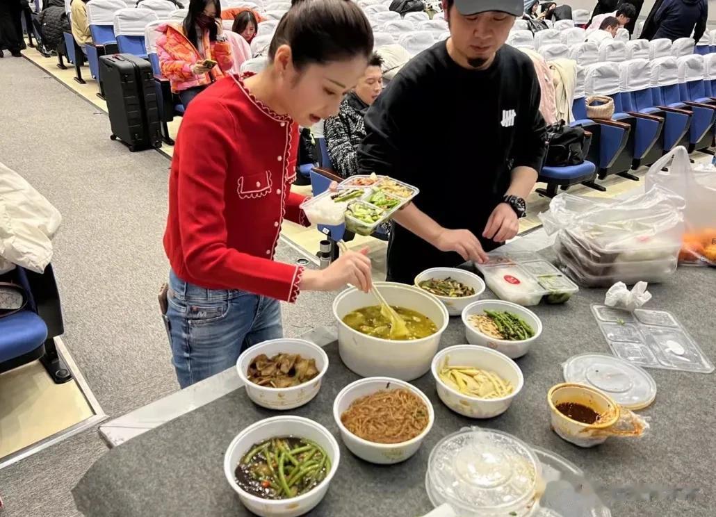 春晚幕后伙食曝光，明星彩排也吃盒饭，湖北春晚有热汤获好评