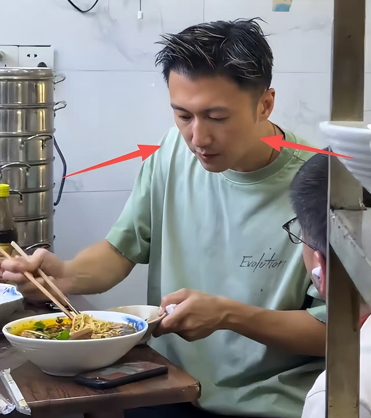 45岁谢霆锋在重庆嗦面,碗比脸还大,素颜泪沟明显,疲惫感很重