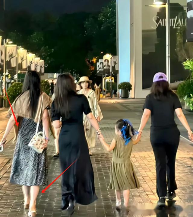 朱珠晒41岁生日宴，3岁女儿颜值不高但讨喜，刘亦菲露面身材一般