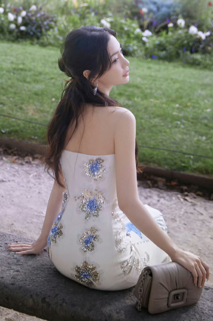 杨颖穿包脊裙好圆润。