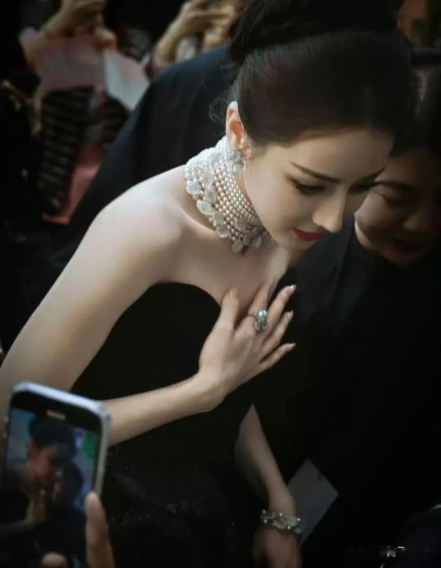 迪丽热巴亮相高级珠宝展,红唇盘发配黑丝绒裙高贵优雅的赫本公主