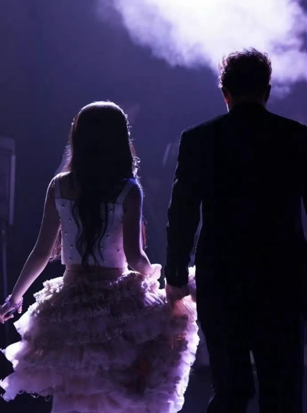 “东北财阀”小沈阳亲密牵手女儿上节目，沈佳润衬得小沈阳更帅了