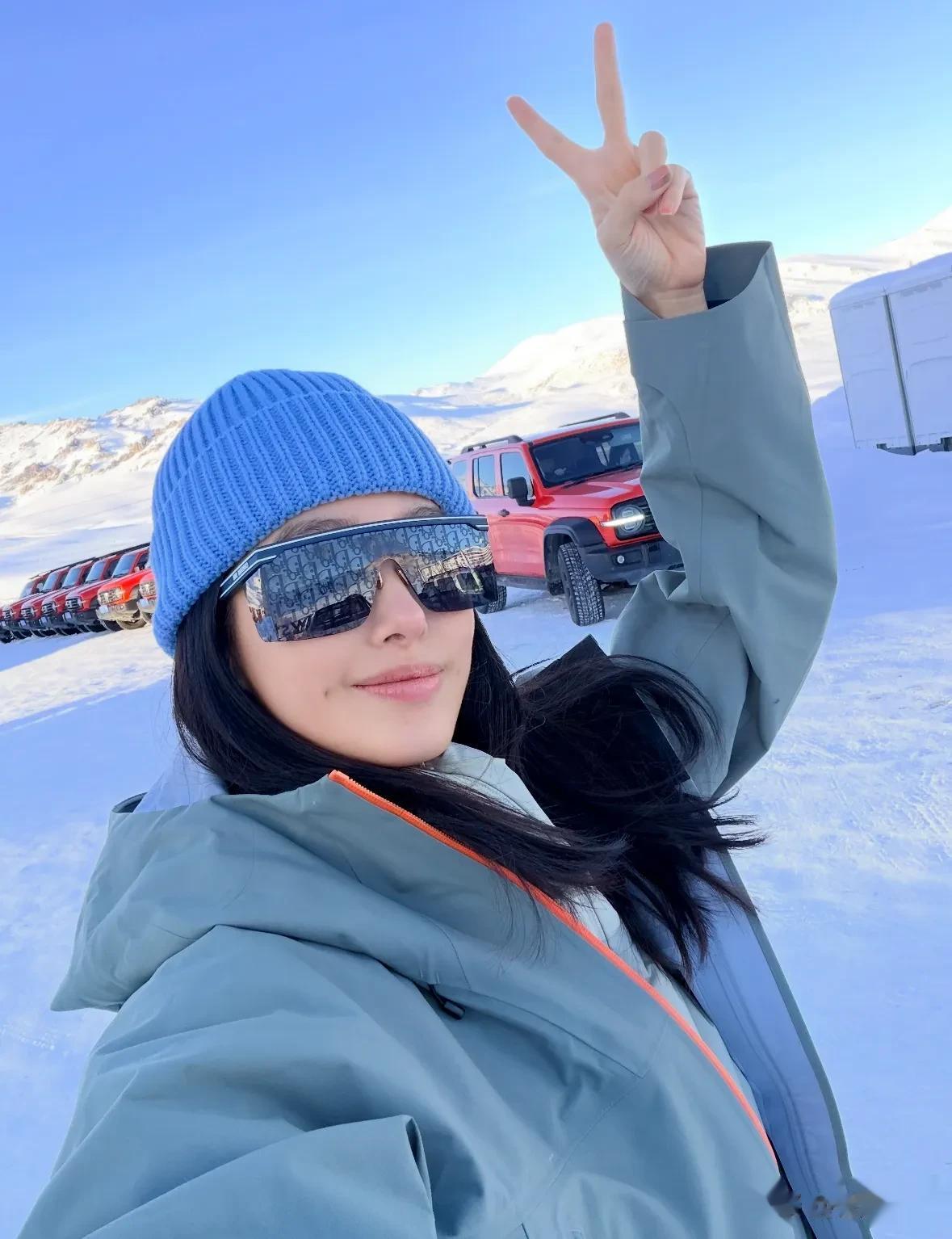 杨采钰滑雪场被老公一把抱起,张向荣笑容藏不住,眼里全是爱