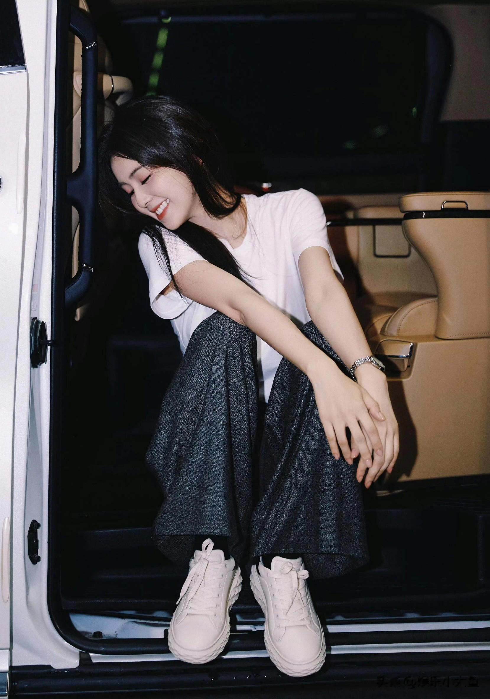 白鹿启程米兰时装周机场路透照,身材比例超绝,美得高级又有质感