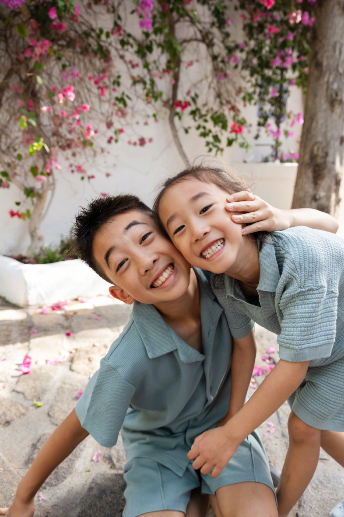 陈小春陪妻儿度假，一家四口穿亲子装，俩儿子越长越像爸爸太酷了