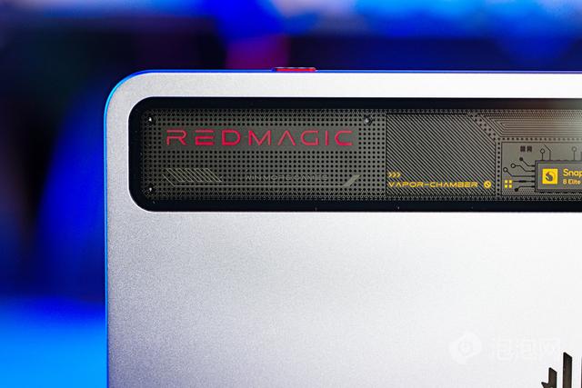 纯平背板+9.06英寸极窄边框OLED屏 红魔电竞平板3 Pro图赏