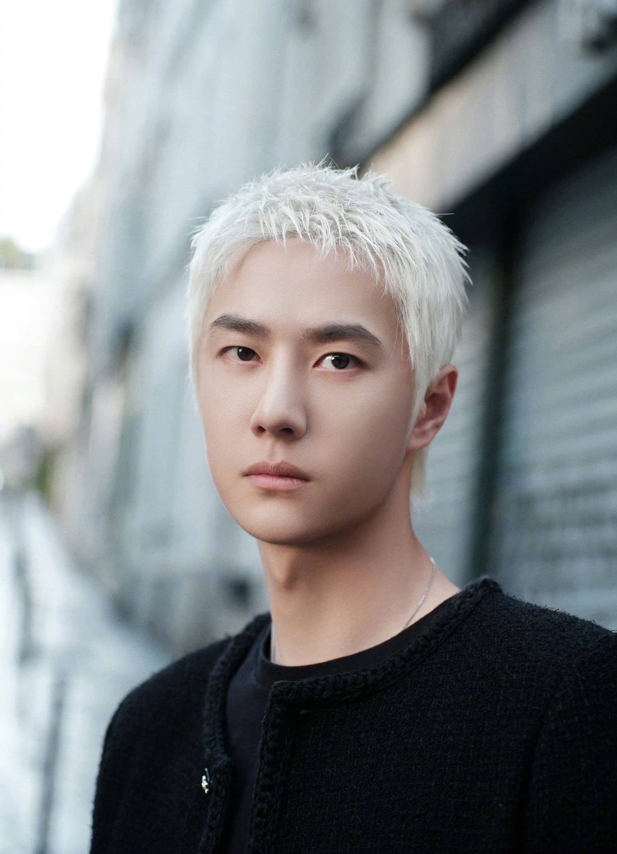 王一博攀岩照引爆网络:是“不务正业”还是“破圈实力”?