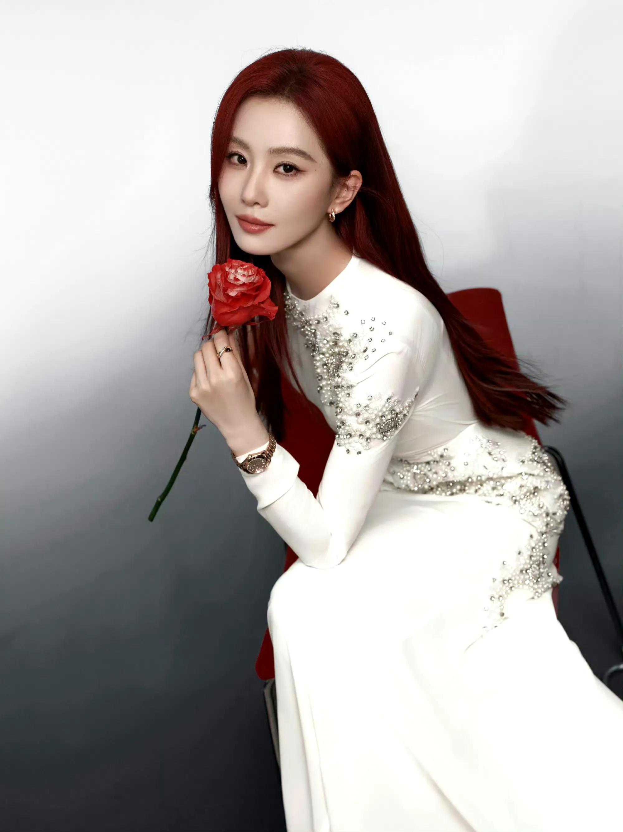 红发刘诗诗,白色合体长裙包裹完美身材,让人美到失语