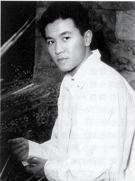 父亲是前外交部部长,岳父是歌唱家阎维文 ,他却独自创业成大老板