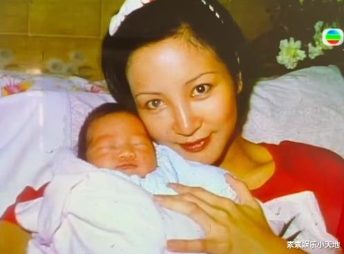 谢婷婷分享婴儿时期照片，谢霆锋头戴瓜皮帽，狄波拉很漂亮