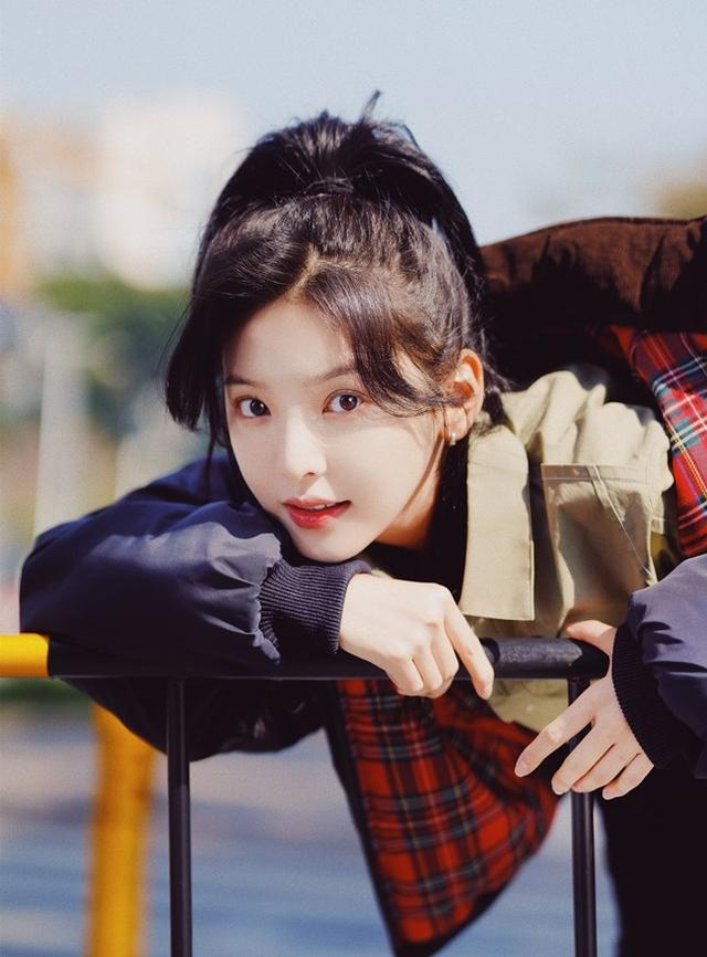 拍戏9年买不起厕所,\扶弟魔\章若楠一人养全家,曾与王思聪有争议