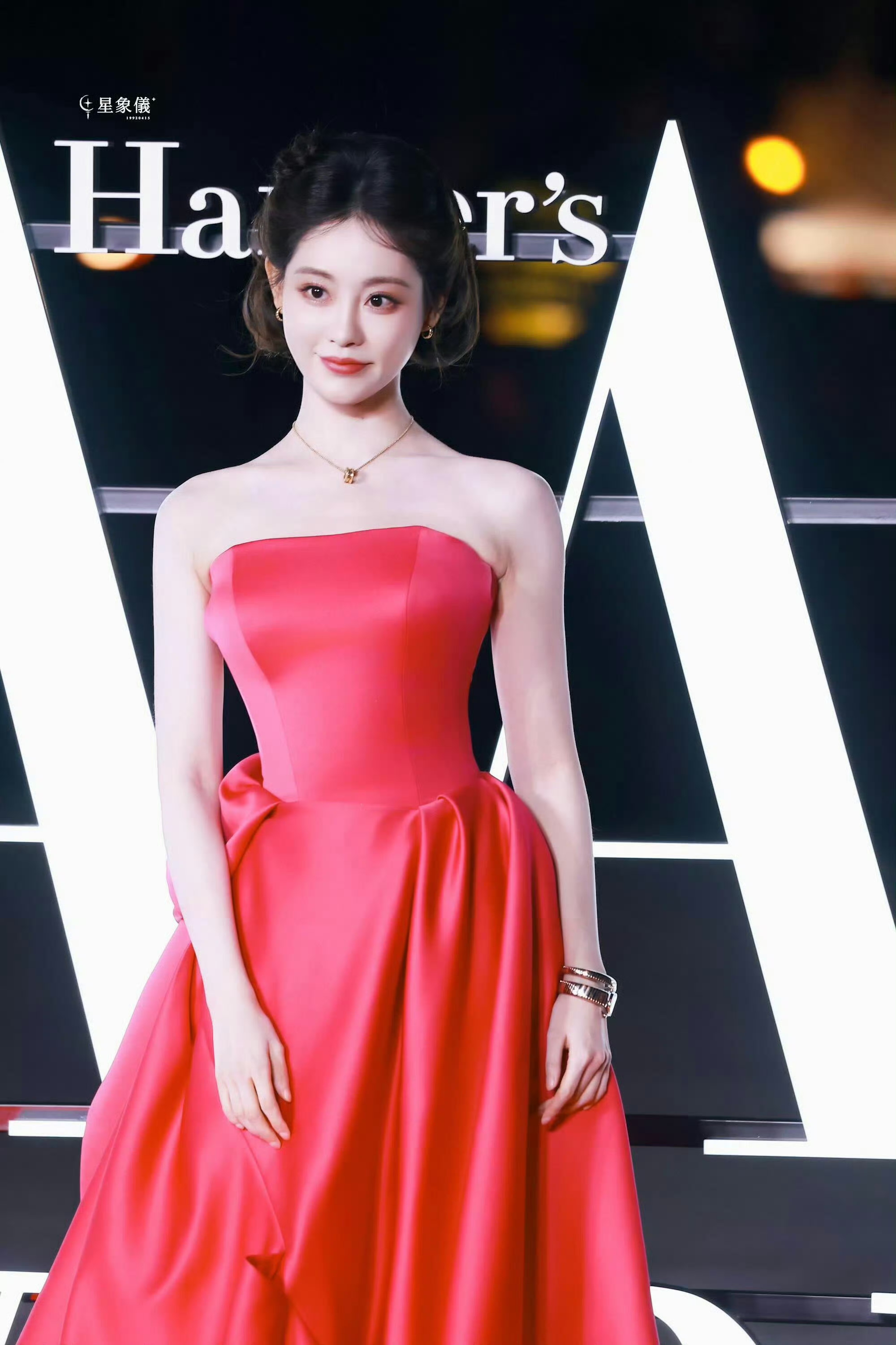 祝绪丹美成啥了都！出席活动红裙盘发，好一个明艳大美人呀！