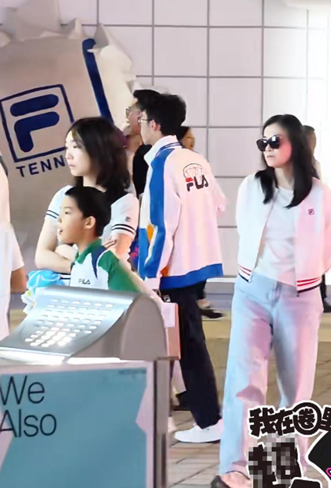 梅婷一家四口逛街，曾剑挽起袖子露出花臂，边走边嚼东西看着好凶