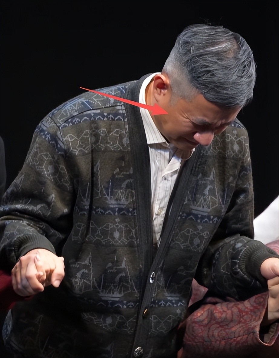 文章带女朋友与妈妈相聚，他步履蹒跚，一脸痛苦，走路需要搀扶着