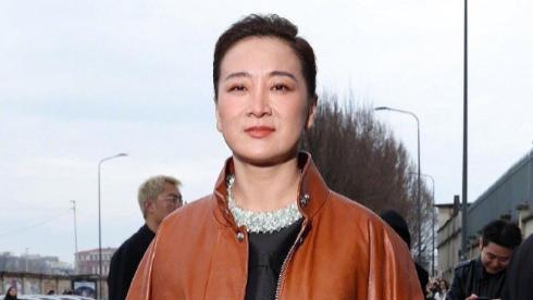 外媒的镜头好真实啊，43岁贾玲最新状态：面相变了跟换了魂一样