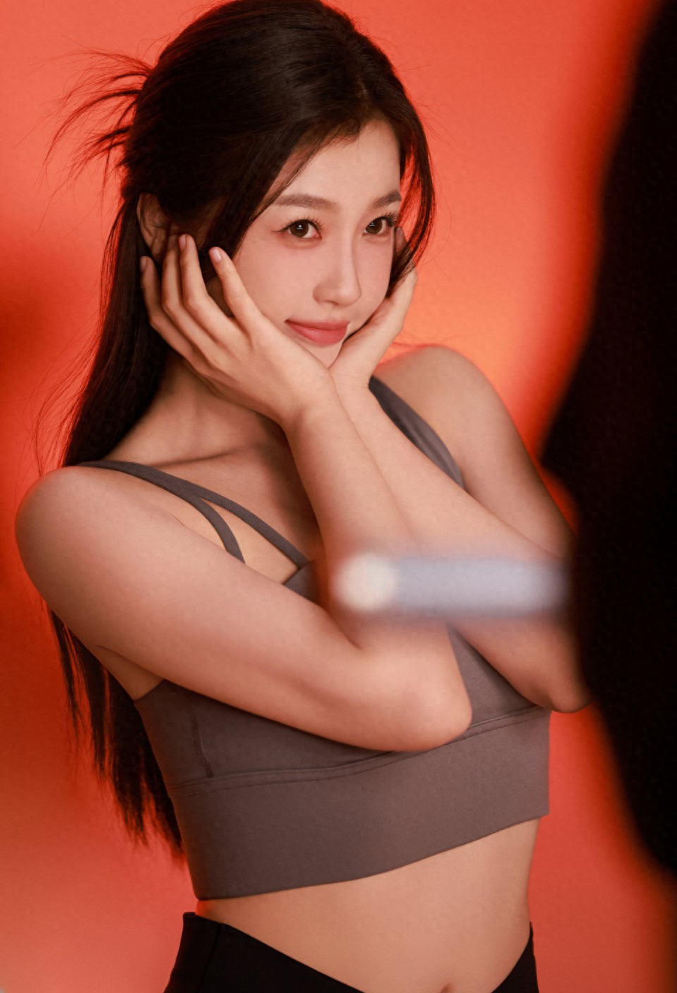 虞书欣最新广告代言写真，瑜伽服穿搭活力满满，身材真棒