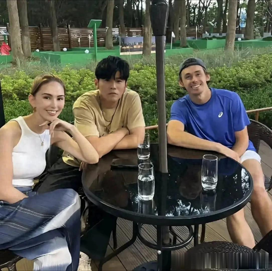 周杰伦夫妻现身上海大师赛观看比赛，32岁昆凌瘦脱相，看起来憔悴