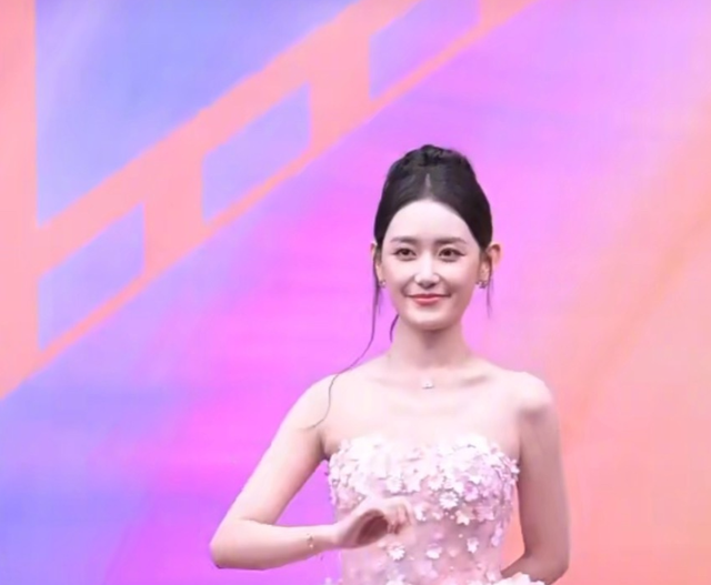 当明星遇上央视镜头，佟丽娅初老，周笔畅脸垮，唯有张雨绮撑住了