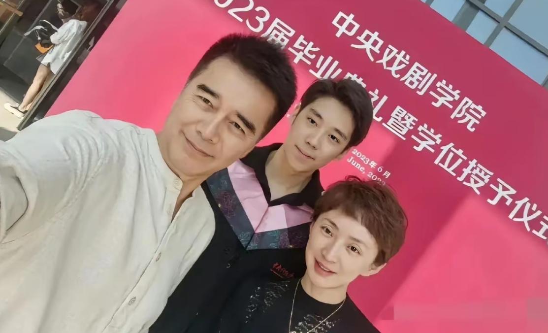 许亚军回国首现身！奔驰4S店黑衣难掩悲伤，低头看手机无视娇妻