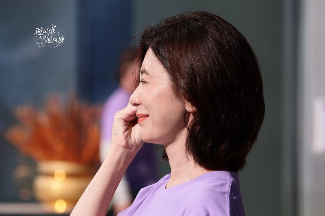 贾静雯新剧《紫色大丽花》开机,简约穿搭尽显优雅气质