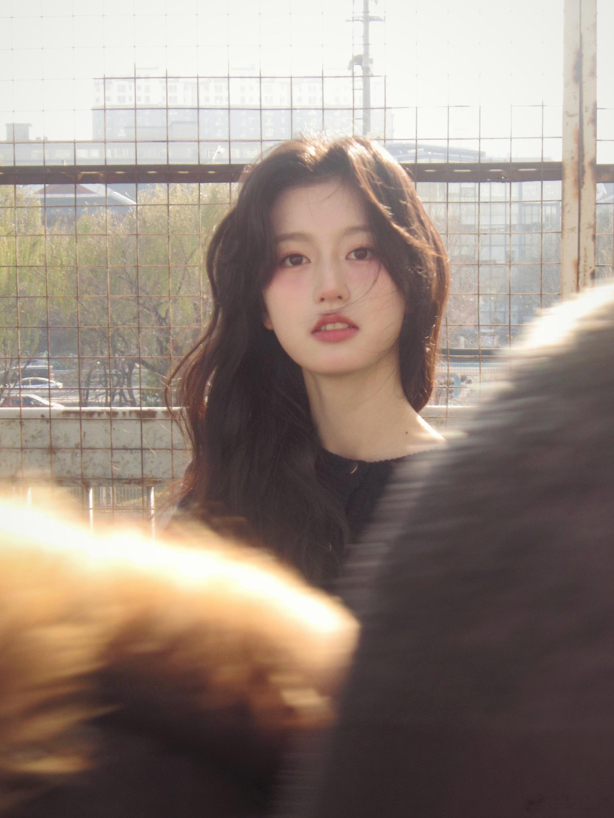 裴佳欣 17岁的青春活力 让人挪不开眼睛