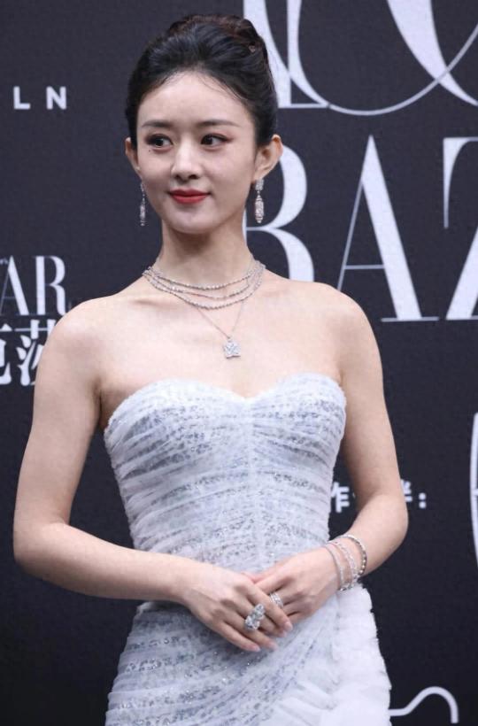 赵丽颖现身直播间，精神焕发脸部圆润，看来人真的少不了休息