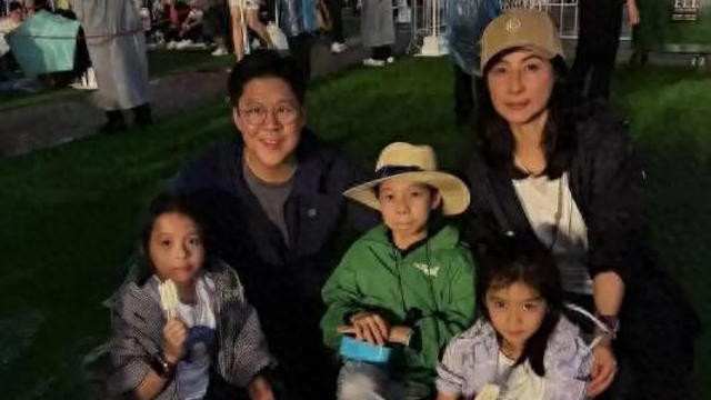 11岁霍中曦冒雨逛军营，镜头前很害羞，霍启刚全程陪同细节都是爱