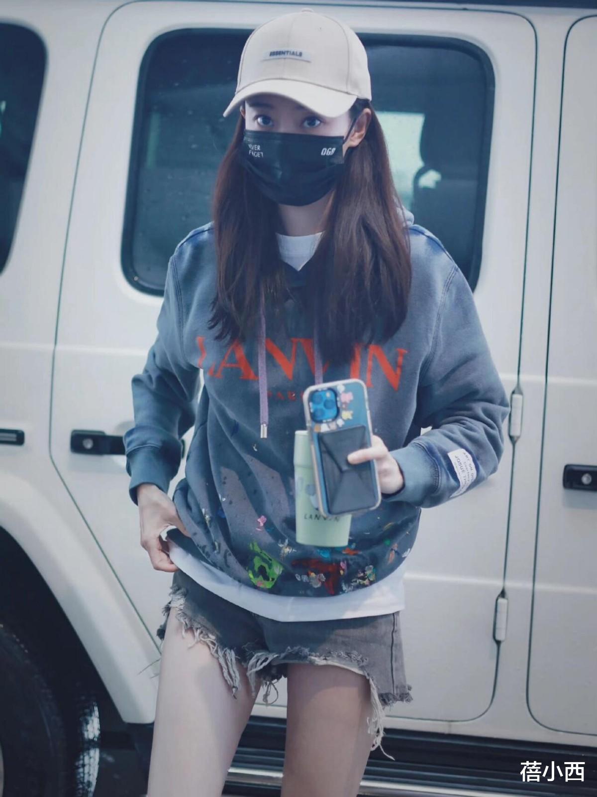 杨幂、张小裴又带火了一种新穿法：卫衣+短裤+平底鞋，时髦又减龄