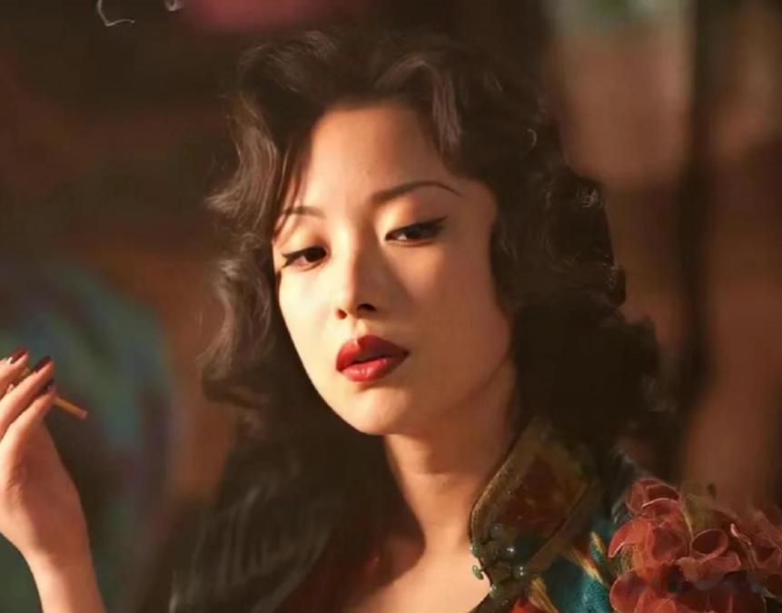 曾被张艺谋力捧，火后与富豪卷款61亿逃亡国外，现在的她过得如何