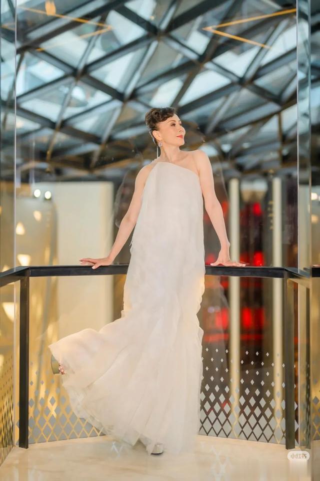 59岁刘嘉玲晒最新高清美图！一袭露背白裙，仙气与霸气双开