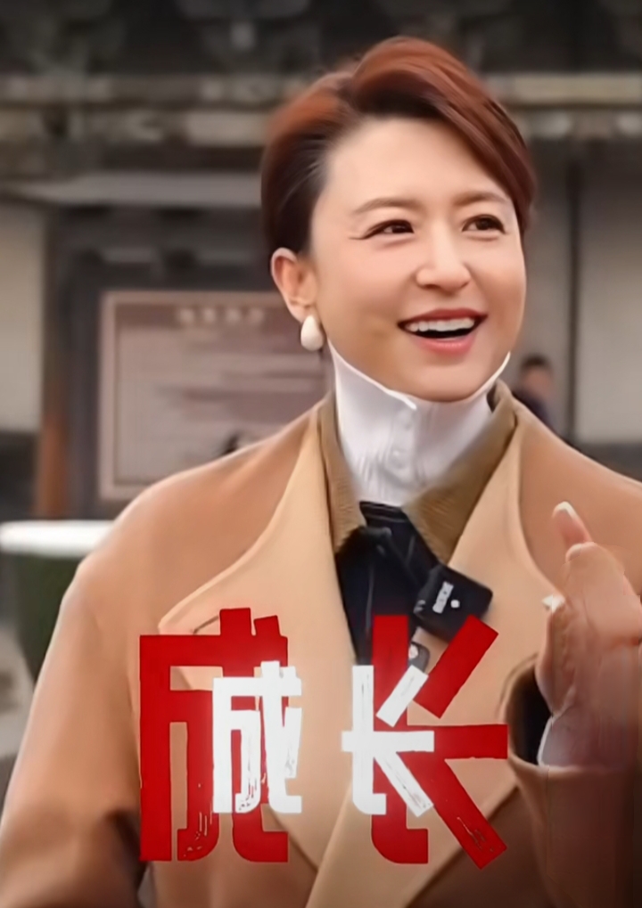 张蕾现身平遥，驼色大衣配高领衫，气质温婉，颜值在线